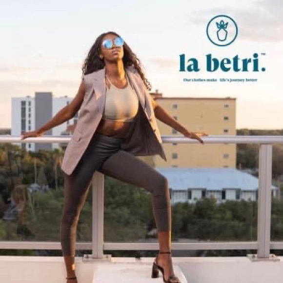 GREY Joey Pouch Leggings
Yoga Pants with built-in fanny pack
With Pouch - Picture 6 of 7